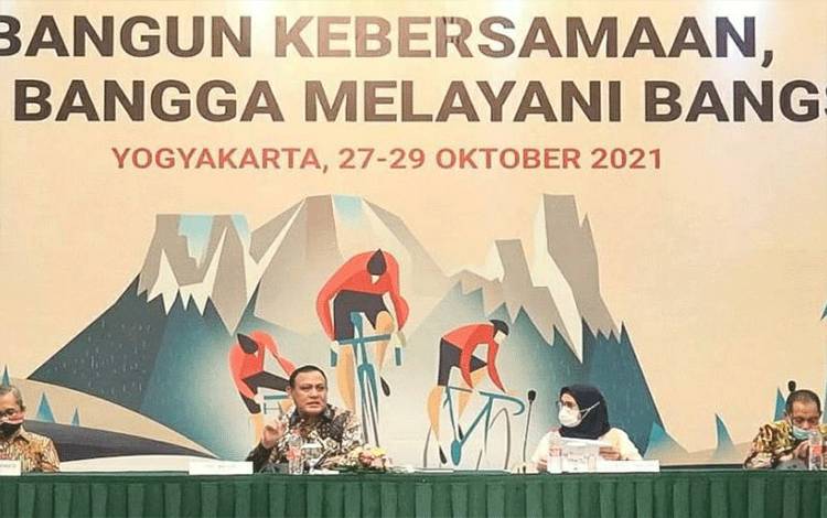 Ketua KPK Firli Bahuri (kedua dari kiri) bersama tiga Wakil Ketua KPK masing-masing Alexander Marwata, Lili Pintauli Siregar, dan Nurul Ghufron saat mengikuti rapat kerja (raker) di Daerah Istimewa Yogyakarta (DIY). ANTARA/HO-Humas KPK