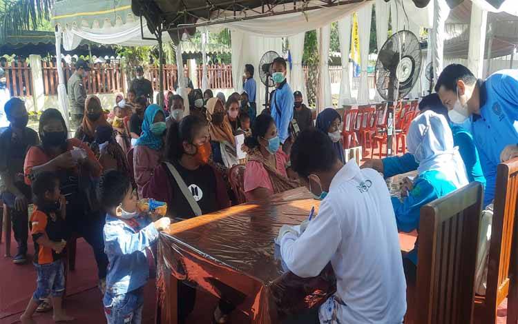 Warga antusias mengikuti vaksinasi massal di Desa Sulung, Kecamatan Arut Selatan