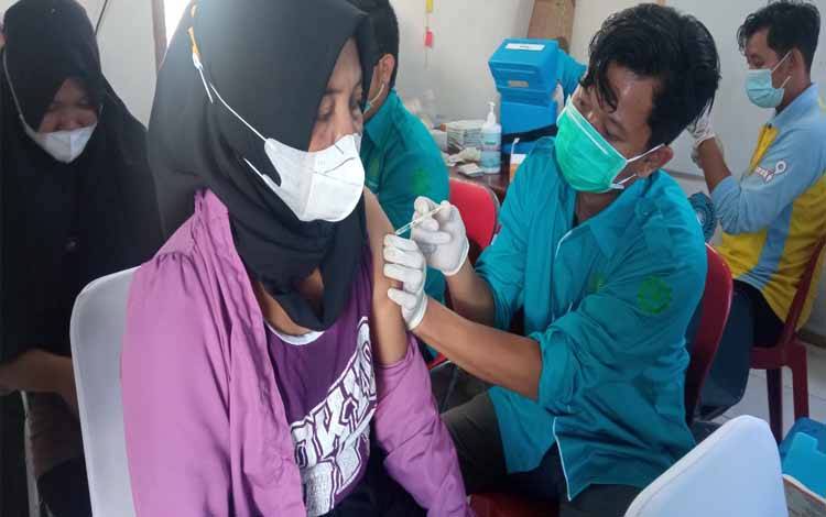 Warga yang mendapatkan vaksin covid-19 dalam kegiatan vaksinasi massal yang digelar di Desa Sulung, Kecamatan Arut Selatan, Sabtu 30 Oktober 2021