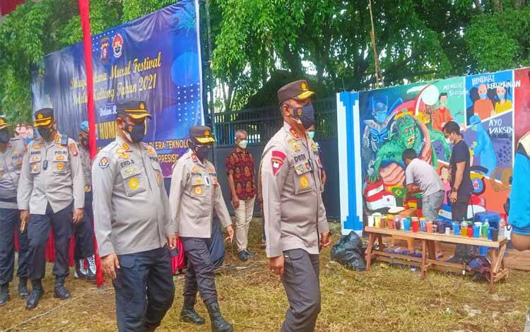 Kapolda Kalteng Irjen Dedi Prasetyo saat meninjau Festival Bhayangkara Mural