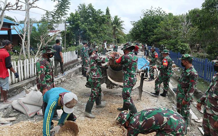 Karya bakti TNI di desa Trahean, Kecamatan Teweh Selatan yang dilaksanakan anggota Kodim 1013 Muara Teweh.