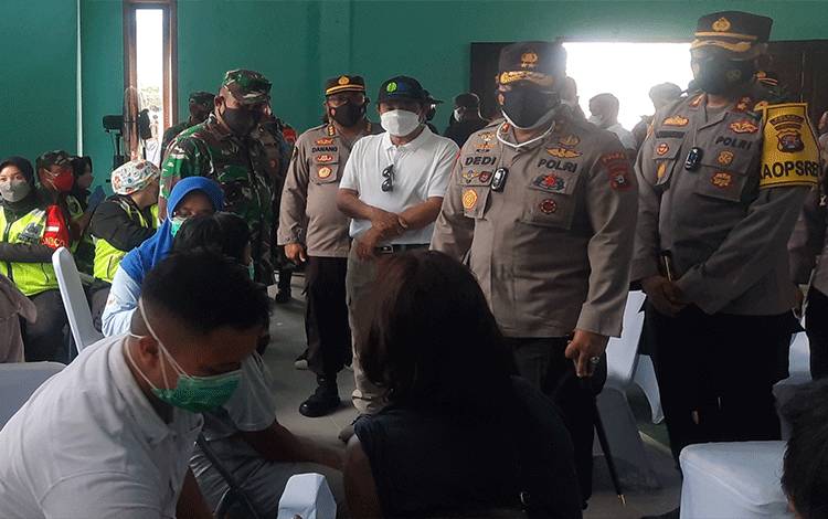 Kapolda Kalteng Kunjungi Vaksinasi Massal di Desa Sulung