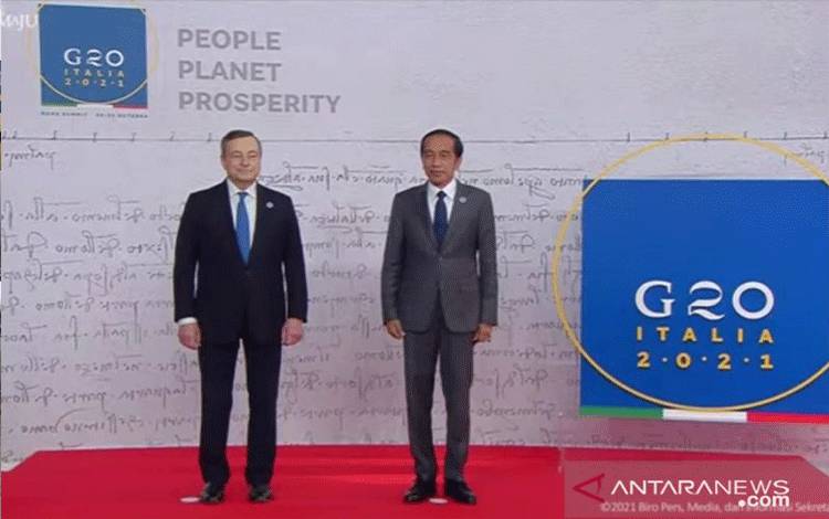 Tangkapan Layar - Presiden RI Joko Widodo (kanan) menghadiri Konferensi Tingkat Tinggi (KTT) G20 di Roma, Italia, Sabtu. (ANTARA/IndraArief)