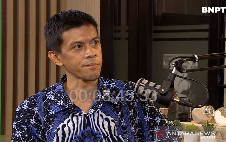Hasil tangkapan layar Stanislaus Riyanta saat menjadi narasumber dalam podcast Kafe Toleransi yang diunggah dalam kanal YouTube Humas BNPT, dipantau dari Jakarta, Sabtu (30/10/2021) (ANTARA/Tri Meilani Ameliya)