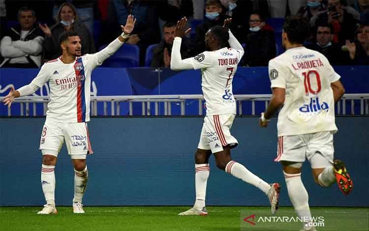 Gelandang serang Olympique Lyon Houssem Aouar (kiri) merayakan golnya ke gawang RC Lens dalam laga lanjutan Liga Prancis di Stadion Groupama, Lyon, Prancis, Sabtu (30/10/2021) waktu setempat. (ANTARA/AFP/Jean-Philippe Ksiazek)