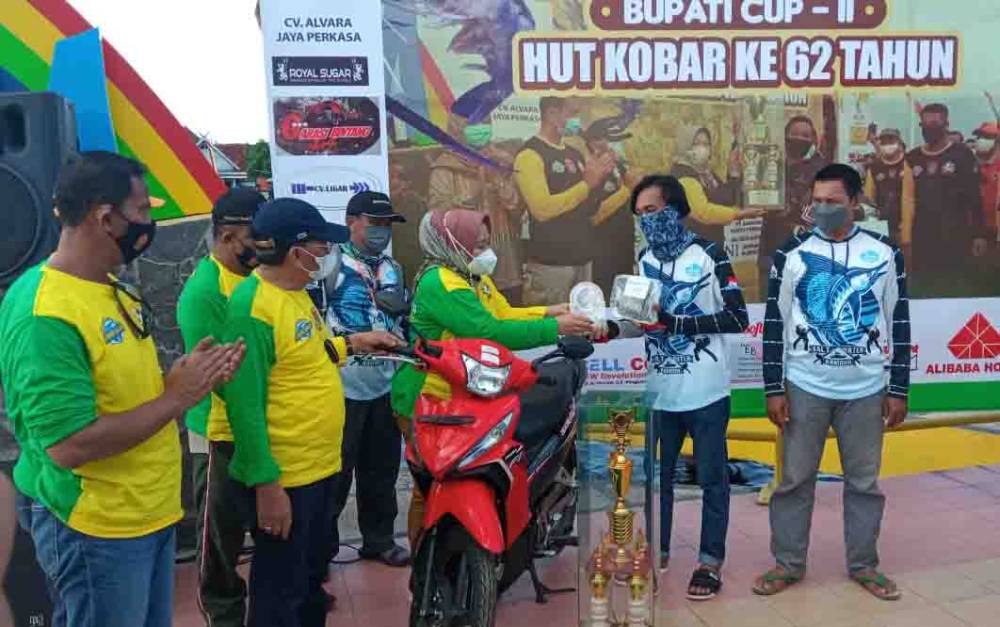 Bupati Kobar, Nurhidayah saat menyerahkan hadiah pada pemenang Lomba Mancing Udang Galah Bupati Cup II yang merupakan rangkaian peringatan HUT ke 62 Kabupaten Kobar, Minggu, 31 Oktober 2021.