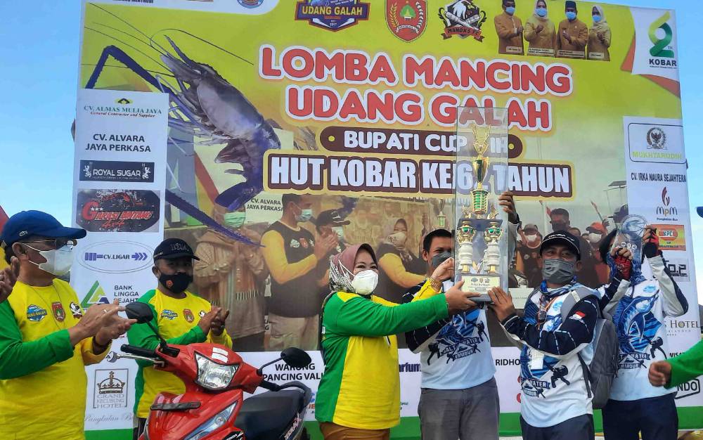 Bupati Kobar, Nurhidayah menyerahkan piala bergilir lomba Mancing Udang Galah Bupati Cup II dan hadiah utama 1 unit sepeda motor, Minggu, 31 Oktober 2021.