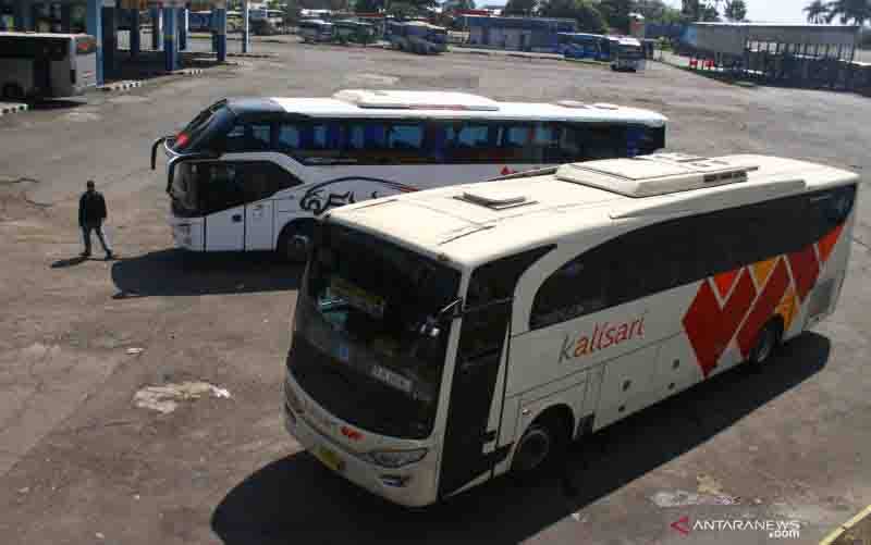 Ilustrasi - Calon penumpang melintas di depan jalur pemberhentian bus Antar Kota Dalam Provinsi (AKDP) di Terminal Arjosari, Malang, Jawa Timur, Rabu (7/7/2021). (foto : ANTARA FOTO/Ari Bowo Sucipto)