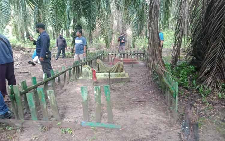 Makam dikelilingi kebun sawit perusahaan di Desa Baampah, Kecamatan Mentaya Hulu.