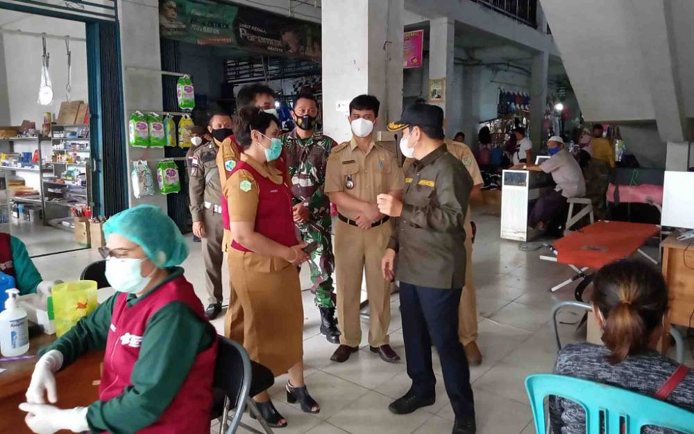 Bupati Barito Timur Ampera AY Mebas saat meninjau kegiatan vaksinasi massal di Pasar Tamiang Layang.
