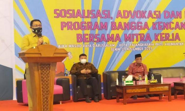 Kepala DPPKBP3A Kota Palangka Raya Sahdin Hasan saat membuka kegiatan sosialisasi bangga kencana