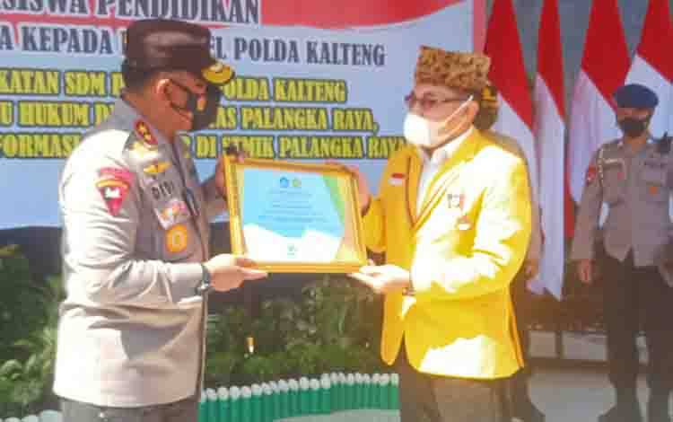 Kapolda Kalteng Irjen Dedi Prasetyo menerima piagam penghargaan dari Rektor UPR DR Andrie Elia