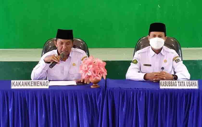Kepala Kantor Kementerian Agama Kabupaten Seruyan, Anang Rusli saat memberikan arahan kepada pegawai.