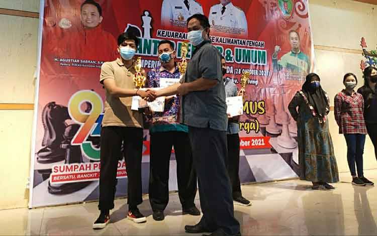 Atlet catur Kapuas saat menerima piala penghargaan juara pada kejuaraan catur tingkat Kalteng peringati Hari Sumpah Pemuda di Kota Palangka Raya.