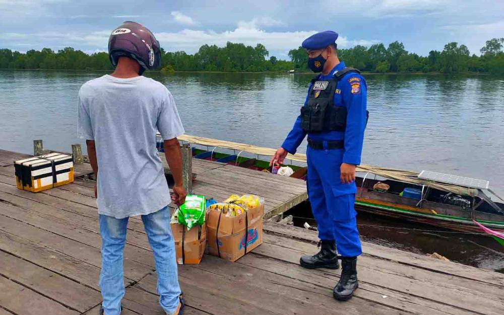 Personel Polairud Polres Seruyan memberikan imbauan agar jasa angkutan sungai mengutamakan keselamatan