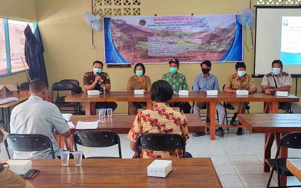 Kasi Intel Kejaksaan Negeri Barito Timur, Angga Saputra saat berbicara dalam sosialisasi program PTSL di Desa Matabu.