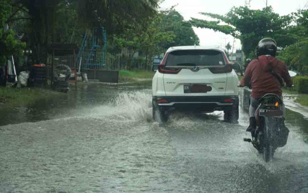 Kondisi hujan yang menyebabkan genangan air di Palangka Raya  