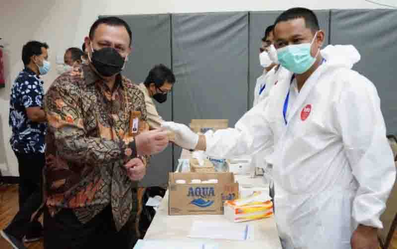 Ketua KPK Firli Bahuri (kiri) mengikuti tes urine di Gedung KPK, Jakarta, Selasa (2/11/2021). (foto : ANTARA/HO-Humas KPK)