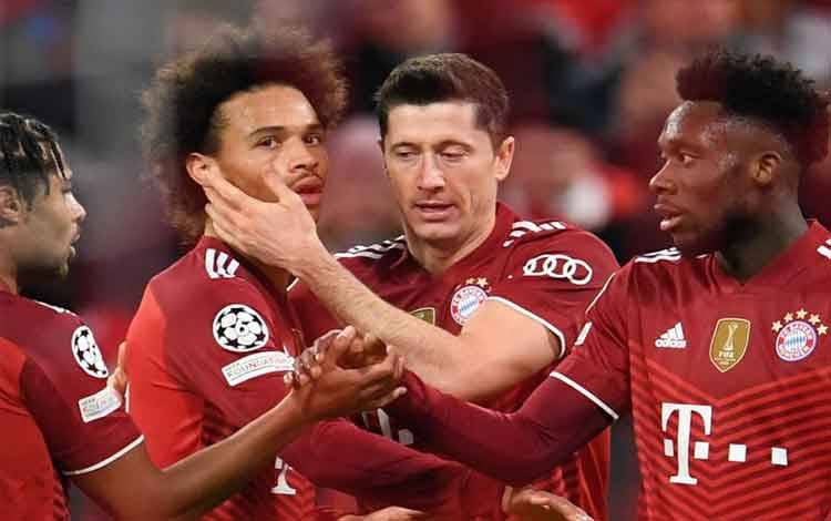 Robert Lewandowski (tengah) melakukan selebrasi usai cetak gol keempat Bayern Muenchen dalam pertandingan Grup E Liga Champions lawan Benfica pada 3 November 2021. ANTATA/REUTERS/ANDREAS GEBERT