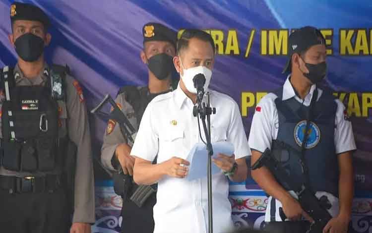 Wali Kota Palangka Raya Fairid Naparin saat membacakan sambutan pemusnahan barang bukti narkoba.