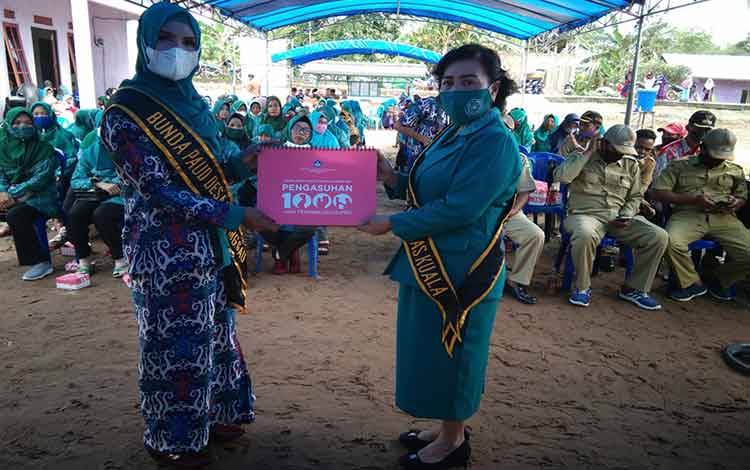 Bunda PAUD Kecamatan Kapuas Kuala, Risna mengukuhkan Bunda PAUD Desa Baranggau, Jina Suryadi di kantor desa setempat.