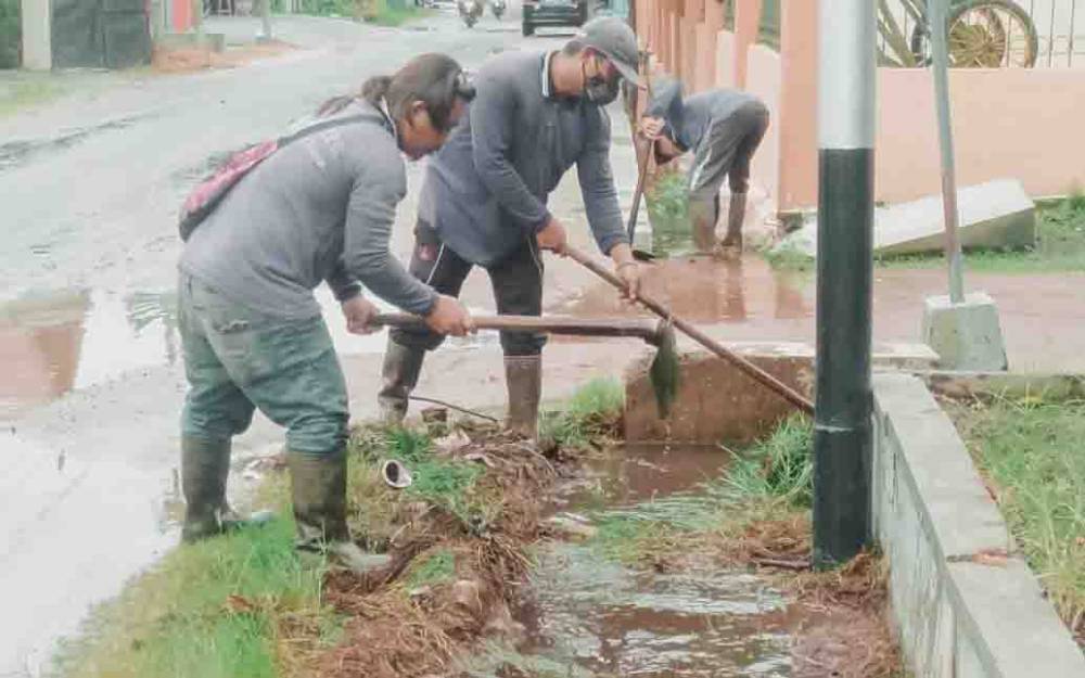 Pembersihan drainase oleh petugas PUPR Palangka Raya