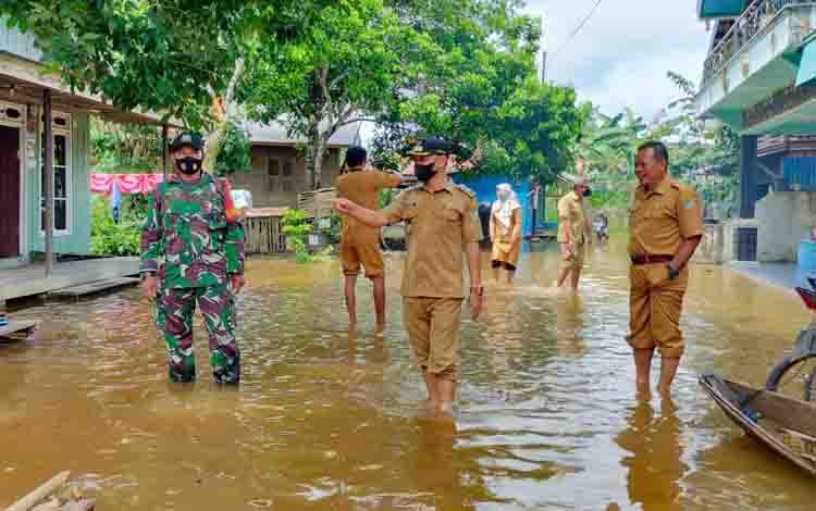 Babinsa Teweh tengah saat melakukan pemantauan banjir di sejumlah jalan di wilayah binaannya