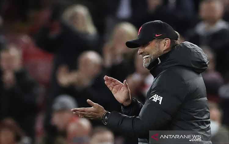 Manajer Liverpool Juergen Klopp merayakan kemenangan 2-0 atas Atletico Madrid dalam pertandingan penyisihan Grup B Liga Champions di Stadion Anfield, Liverpool, Inggris, Rabu (3/11/2021) waktu setempat. (ANTARA/REUTERS/ACTION IMAGES/Lee Smith)