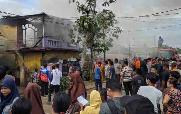 Kebakaran yang melanda rumah seorang PNS Guru MIS Kurnia Hasan di Jalan Cristopel Mihing, Kelurahan Baamang Hulu, Kecamatan Baamang, Sampit, Kotim
