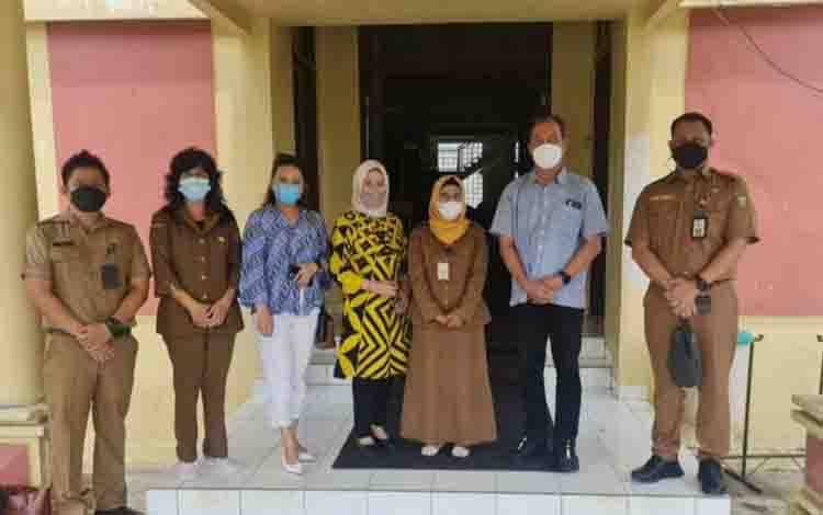 Sekretaris Komisi B DPRD Kota Palangka Raya Norhaini (baju kuning) bersama rombongan saat melakukan kunjungan kerja ke Kabupaten Tabalong