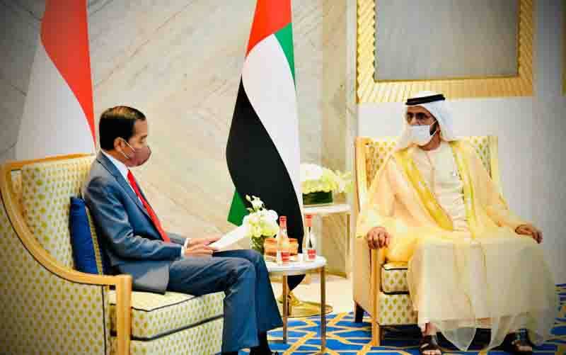 Presiden RI Joko Widodo (kiri) bertemu dengan Perdana Menteri dan Emir Dubai PEA Sheikh Mohammed Bin Rashid Al Maktoum (MBR) di Dubai, Persatuan Emirat Arab (PEA), Kamis (4/11). (foto : ANTARA/HO-Biro Pers Sekretariat Presiden/Laily Rachev)
