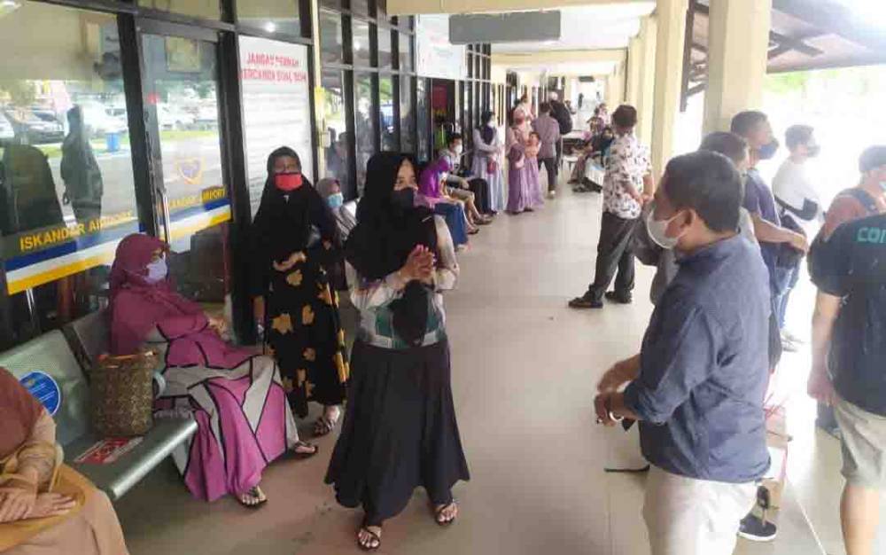 Calon penumpang mulai ramai di Bandara Iskandar Pangkalan Bun.