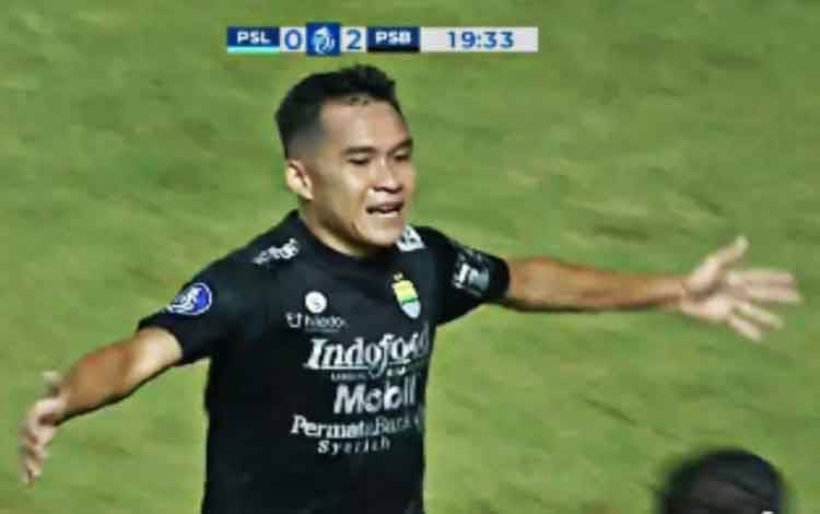 Erwin Ramdani seusai nencetak gol kedua Persib Bandung ke gawang Persela Lamongan di Stadion Maguwoharjo, Yogyakarta, Kamis (4/11/2021). (Tangkapan layar/ANTARA/Indosiar)