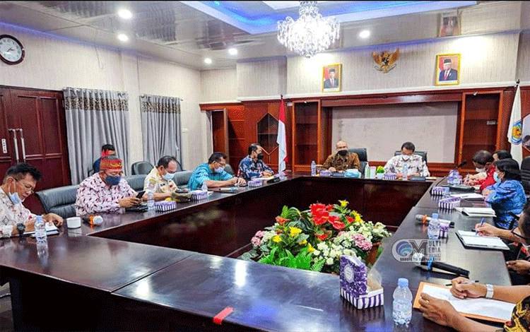 Jajaran pemerintah Mura saat menerima kunjungan kepala perwakilan BPKP Kalteng.