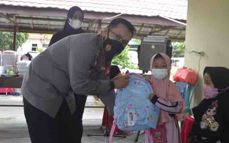Kapolres Katingan AKBP Paulis Sonny Bhakti Wibowo memberikan santunan kepada anak yatim