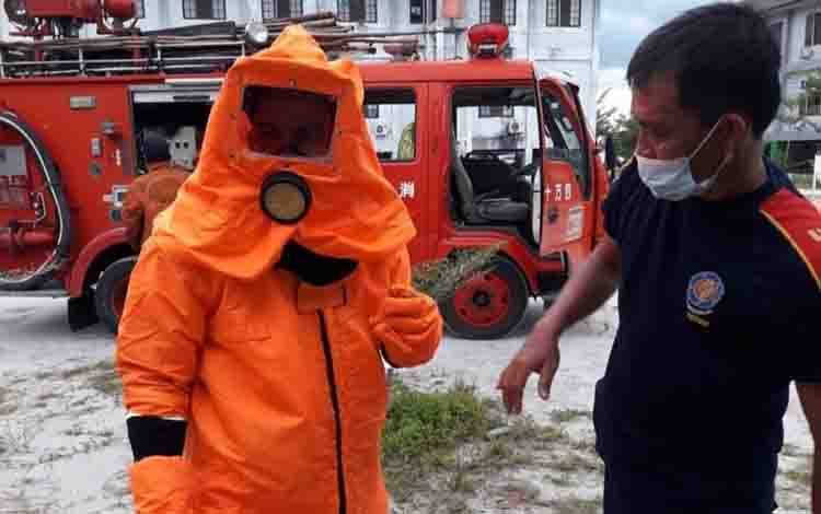 Tim DPKP mengevakuasi sarang lebah setelah dapat laporan warga di nomor 112