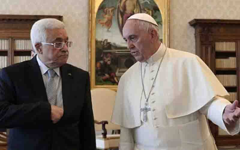 Paus Fransiskus berbincang dengan Presiden Palestina Mahmoud Abbas saat pertemuan pribadi di Vatikan. (foto : Reuters/Alberto Pizzoli/re1)