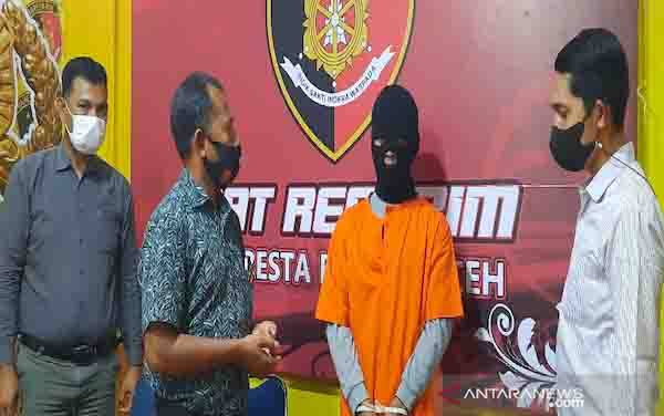 Pelaku penggelapan laptop asal Aceh Tamiang berinisial IY (baju tahanan) yang mengaku sebagai perwira TNI saat diamankan Polresta Banda Aceh, di Banda Aceh, Jumat (5/11/2021). (foto : ANTARA/HO-Humas Polresta Banda Aceh)