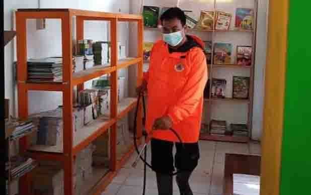 Penyemprotan desinfektan di MIS Karya Pembangunan oleh anggota BPBD Murung Raya