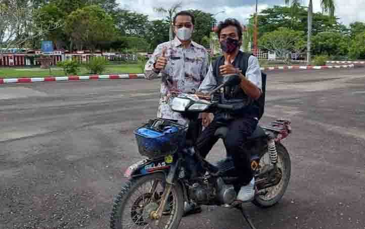 Bupati Murung Raya, Perdie M.Yoseph bertemu dengan Megie si pengendara motor Astrea yang telah berkeliling Indonesia
