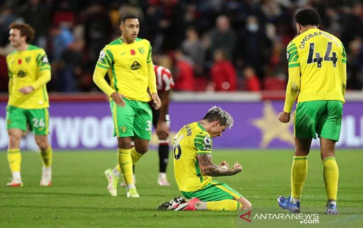 Gelandang serang Norwich City Matthias Normann (terduduk) merayakan keberhasilan timnya memetik kemenangan perdana di Liga Inggris musim ini dengan mengalahkan Brentford 2-1 di Stadion Brentford Community, London, Inggris, Sabtu (6/11/2021). (ANTARA/REUTERS/ACTION IMAGES/Peter Cziborra)