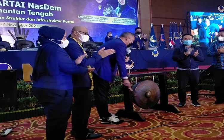 Waketum Partai Nasdem, Ahmad Hi Ali memukul gong tanda dimulainya Rakorwil Partai NasDem Provinsi Kalimantan Tengah, Sabtu 6 November 2021