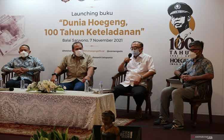 Anggota Dewan Pertimbangan Presiden (Wantimpres) Mayor Jenderal (Mayjen) Pol (Purn) Sidarto Danusubroto (dua dari kanan) memberikan sambutan pada peluncuran buku berjudul Buku Dunia Hoegeng, 100 Tahun Keteladanan dalam rangka 100 Pak Hoegeng di Jakarta, Minggu. (ANTARA/Muhammad Zulfikar)