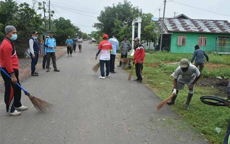 Suasana gotong royong membersihkan lingkungan di Kelurahan Selat Utara, Kecamatan Selat.