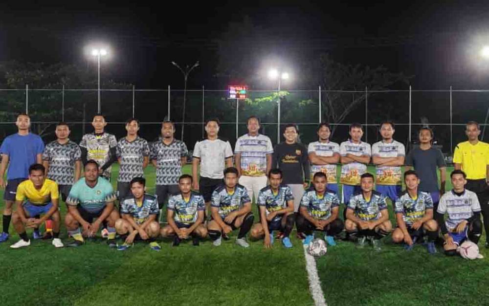 Tim PWI Kotim saat berfoto bersama dengan tim Lapas Klas IIB Sampit dalam laga persahabatan Mini Soccer.