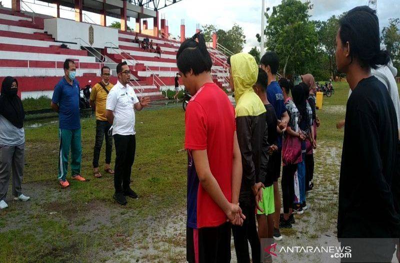 Ketua Umum PASI Kotawaringin Timur, Raihansyah memberi arahan kepada atlet di Stadion 29 November Sampit, Rabu (3/11/2021). ANTARA/Norjani
