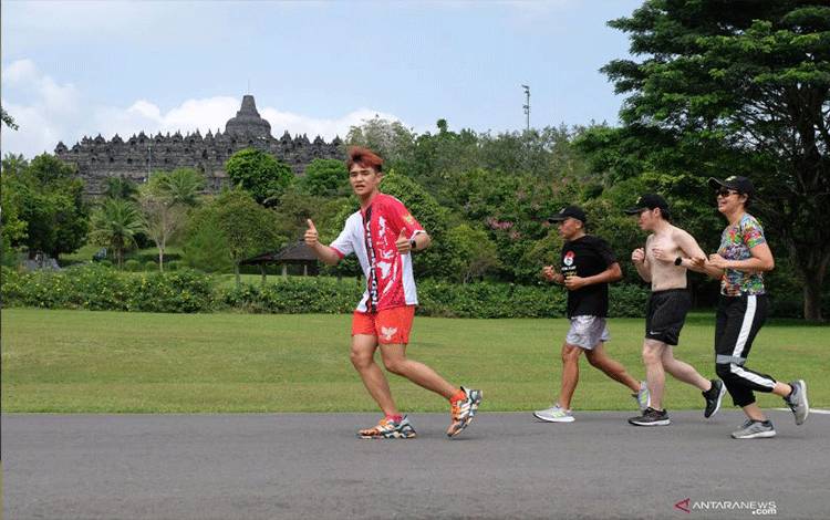 Pelari William Sidharta (kanan) berlari saat memecahkan rekor dunia Solo Marathon mengelilingi Candi Borobudur Magelang, Jateng, Senin (25/10/2021). Pelari berusai 23 tahun tersebut memecahkan rekor Lembaga Prestasi Indonesia Dunia (LEPRID) Solo Marathon mengelilingi Candi Borobudur sebanyak 30 putaran sejauh 51 kilometer dengan catatan waktu 5 jam 1 menit tanpa berhenti untuk menggalang dana kemanusiaan. ANTARA FOTO/Anis Efizudin/rwa. (ANTARA FOTO/ANIS EFIZUDIN)