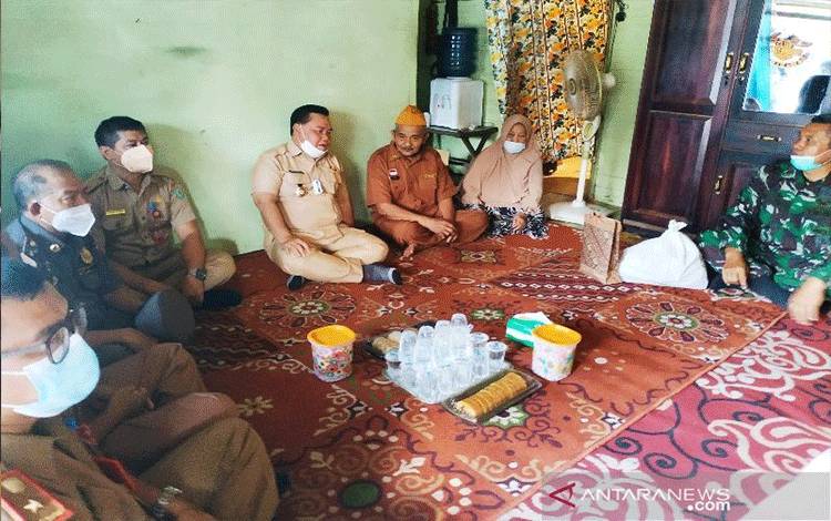 Bupati Kotawaringin Timur, Kalimantan Tengah, Halikinnor mengunjungi rumah Sjahran, salah satu pengurus veteran di Kotawaringin Timur dalam rangka memperingati Hari Pahlawan tahun 2021. ANTARA/Norjani