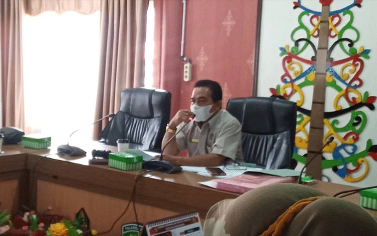 Ketua Bapemperda DPRD Palangka Raya, Riduanto saat memimpin rapat pembahasan tiga Raperda inisiatif.