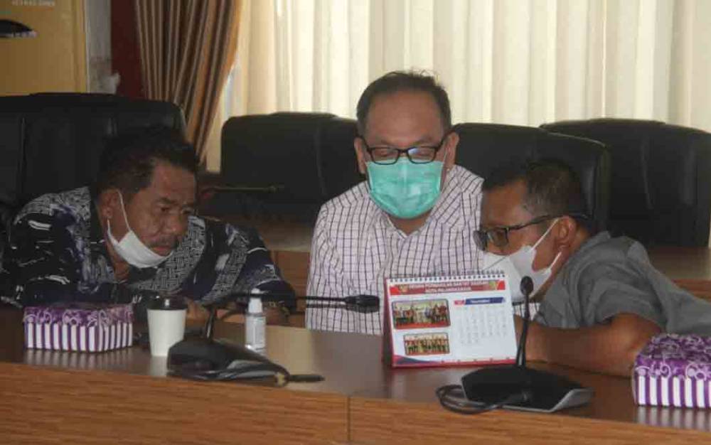 Wakil Ketua I Komisi C DPRD Palangka Raya, Hasan Busyairi berbincang bersama anggota dewan lainnya.